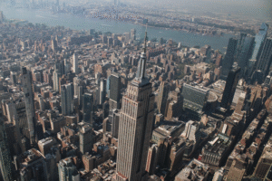 Blick auf das Empire State Building aus einem HeliNY-Hubschrauber