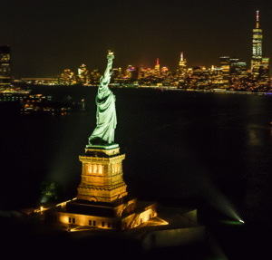 自由の女神像 - 夜 - iStock.com simonkr